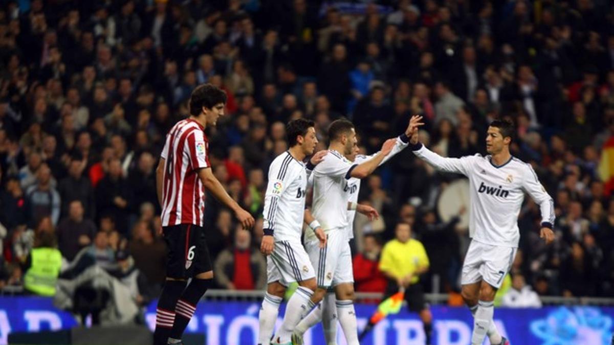 Cristiano Ronaldo felicita a Benzema tras el gol del francés en el Bernabéu.