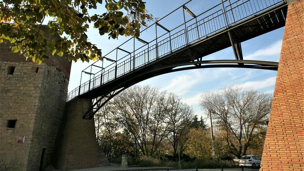 Pont destacat per superar un tram del passeig