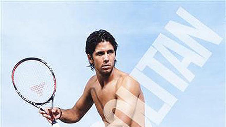 Verdasco posando con su raqueta