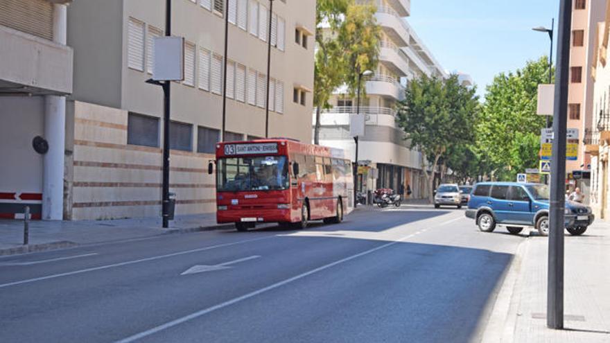 Un autobús circula ayer por la calle Ignacio Wallis, donde antes se detenía.
