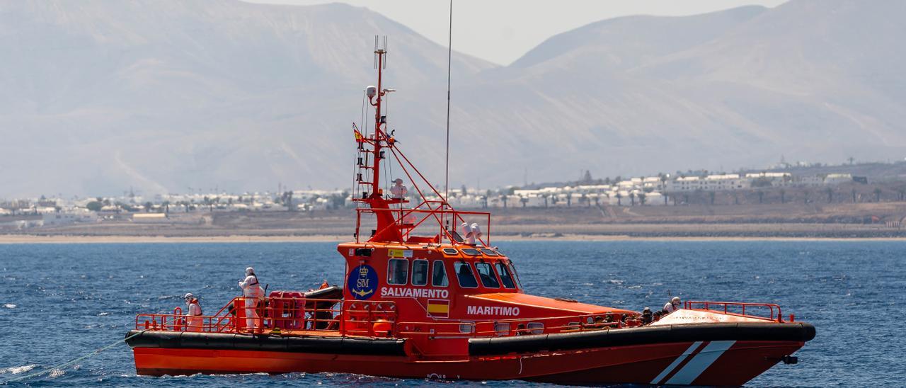 Un barco de Salvamento Marítimo navega por aguas canarias.