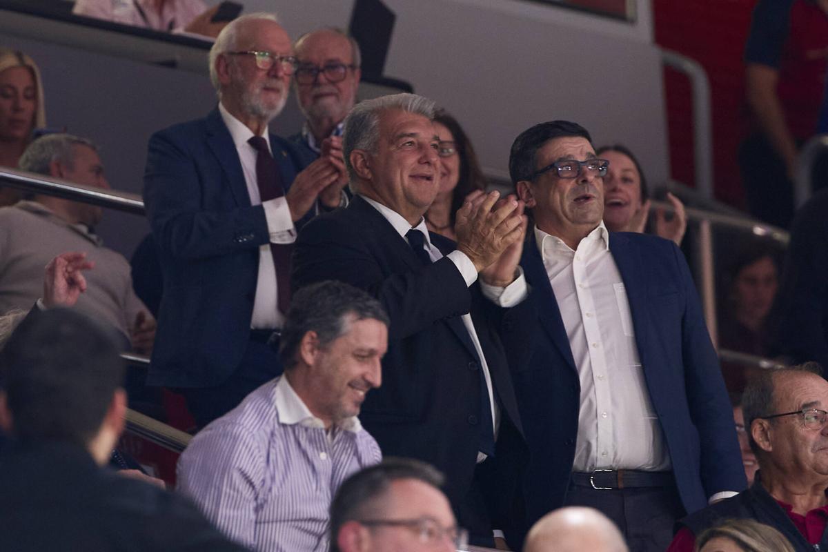 Joan Laporta se levanta entusiasmado antes de que terminara el choque.