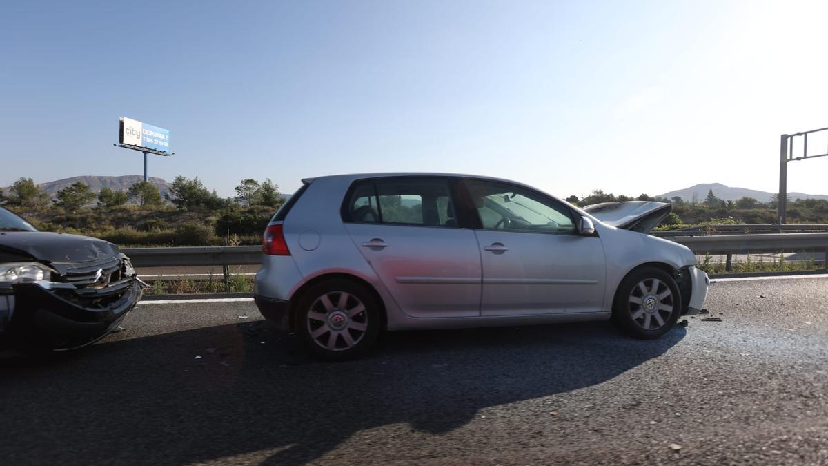 Dos de los vehículos siniestrados esta mañana en la A-31 en término municipal de Monforte del Cid.