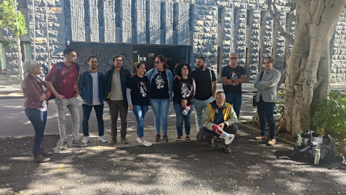 Concentración ante la sede de Presidencia en demanda de una solución.