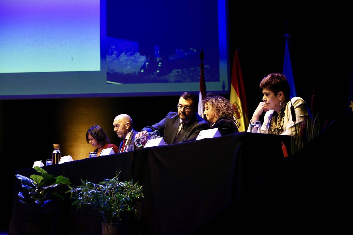 Entrega de los "Premios extraordinarios" de Educación en el teatro de la Laboral
