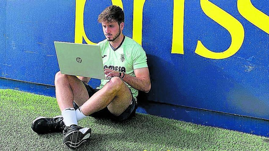 Dani Gamboa combina actualmente sus dos pasiones: la escritura y el fútbol en el Villarreal.