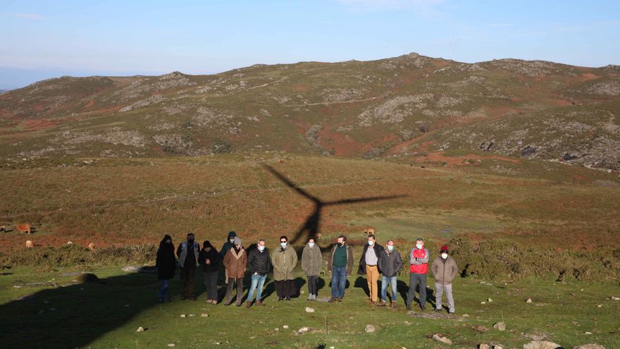 Miembros del BNG concentrados en la Serra do Suído para protestar contra el proyecto de un parque eólico. / Abel Kavanagh