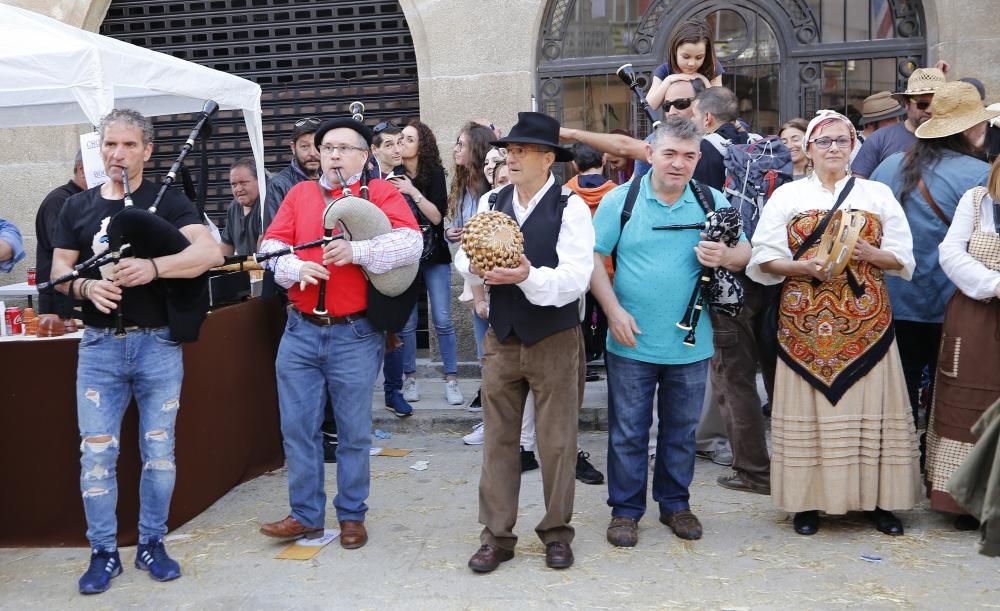 Masiva celebración de la explosión de las tropas napoleónicas de la villa.