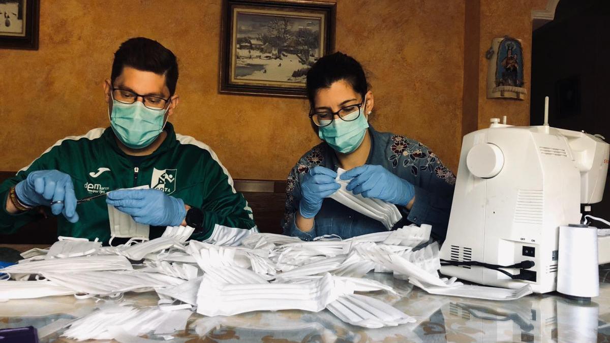 Coronavirus en Córdoba: un trasplantado en el Reina Sofía ayuda a realizar mascarillas