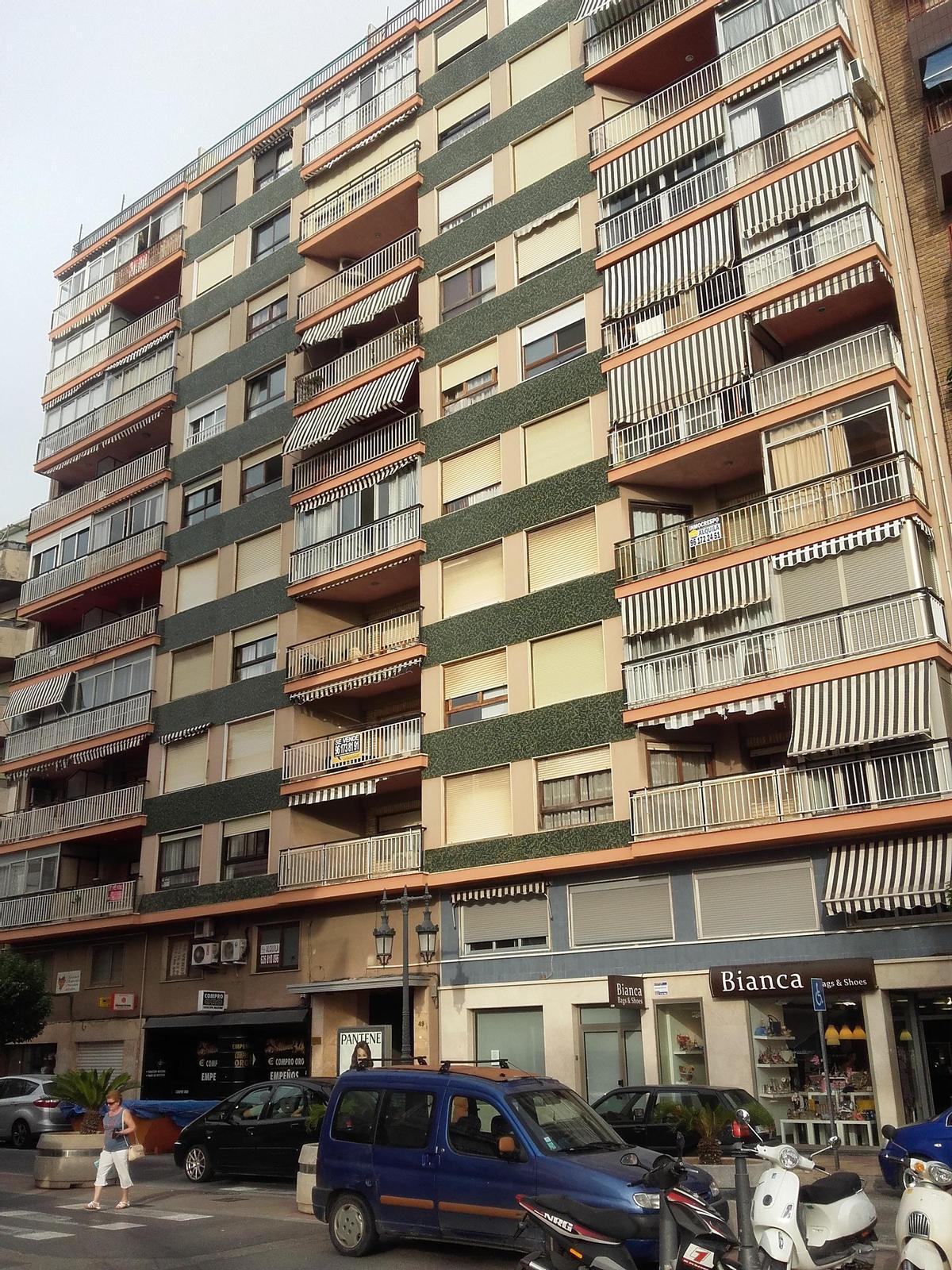 Un bloque de apartamentos en la playa de Cullera con viviendas que se ofrecen en alquiler.