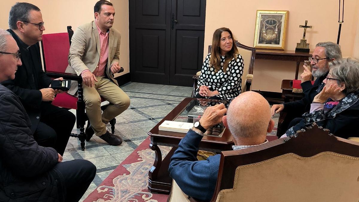 Imagen de la reunión mantenida para solicitar al obispado de Tortosa su colaboración para restituir la dignidad del Papa Luna.