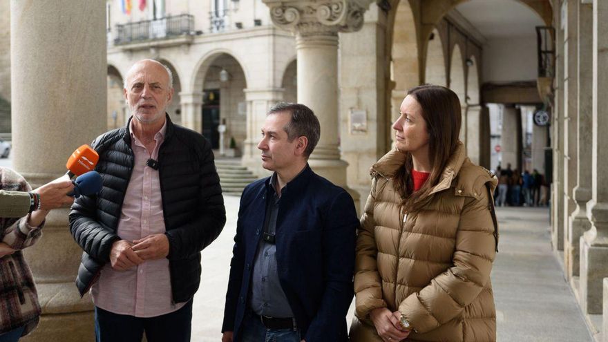 Manuel Cabezas, Humberto Michinel y Ana Mández, ayer, en la plaza Mayor. | // IÑAKI OSORIO