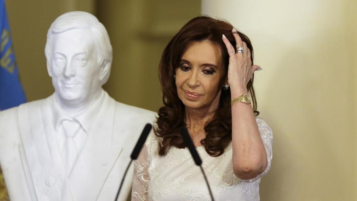 Cristina Fernández, junto al busto de su fallecido marido, Néstor Kirchner, en el 2015.