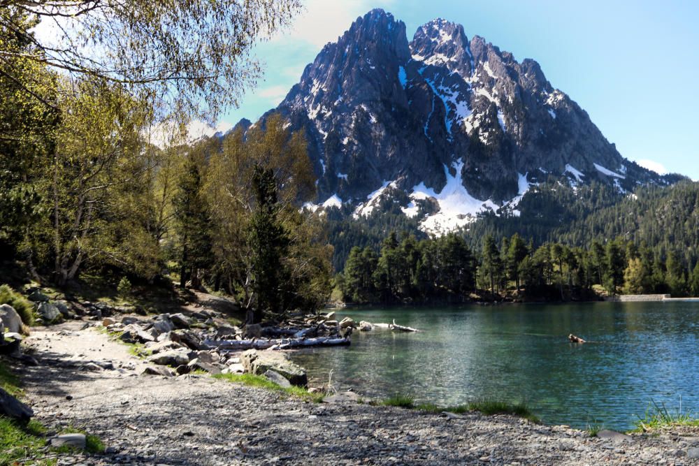 El cim dels Encantats amb l'estany de Sant Maurici als peus