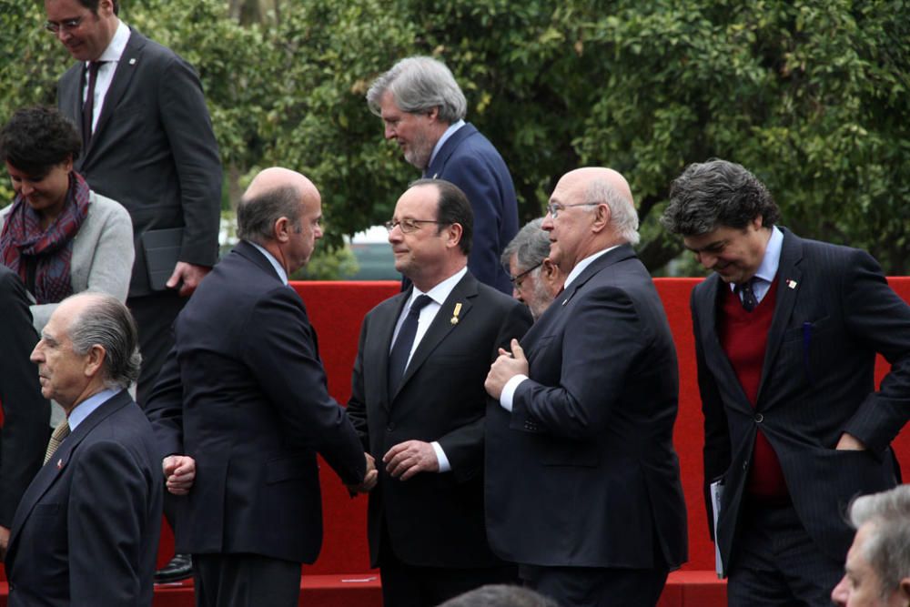 François Hollande y Mariano Rajoy son recibidos con honores junto al Ayuntamiento de Málaga. Antes del almuerzo, han visitado el Museo de Málaga.