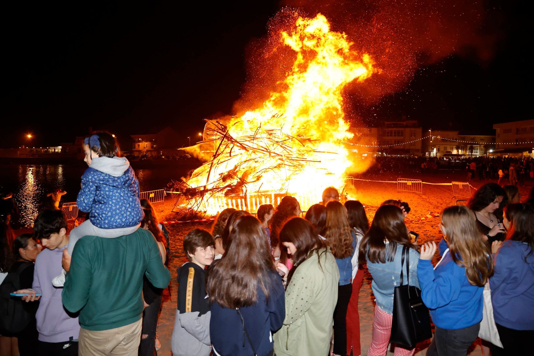 Panxón volvió a iluminarse en plena noche de San Xoán