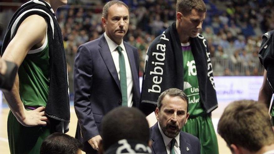 Joan Plaza, junto a sus jugadores en un tiempo muerto del partido de ayer.