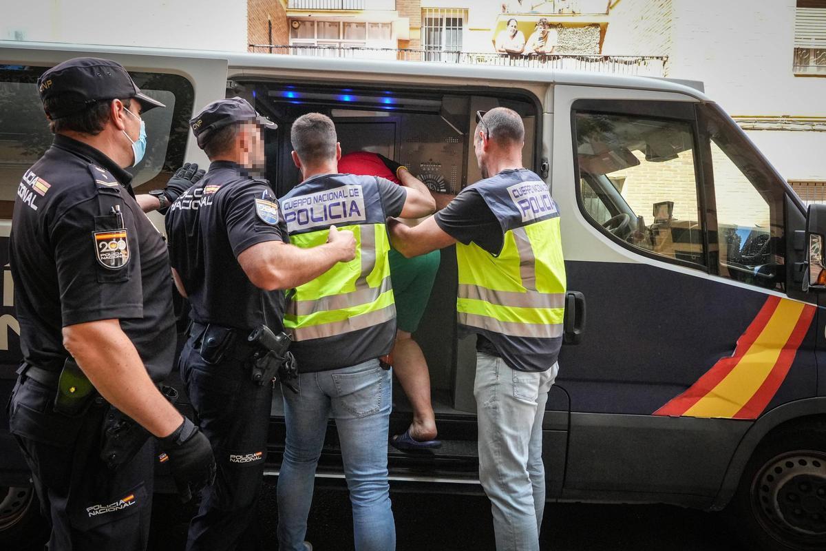 Detención de uno de los presuntos implicados (el padre) en el crimen de la funcionaria.