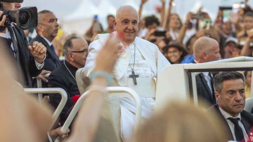 El papa Francisco, entre la multitud, ayer, en Lisboa.  | // EUROPA PRESS