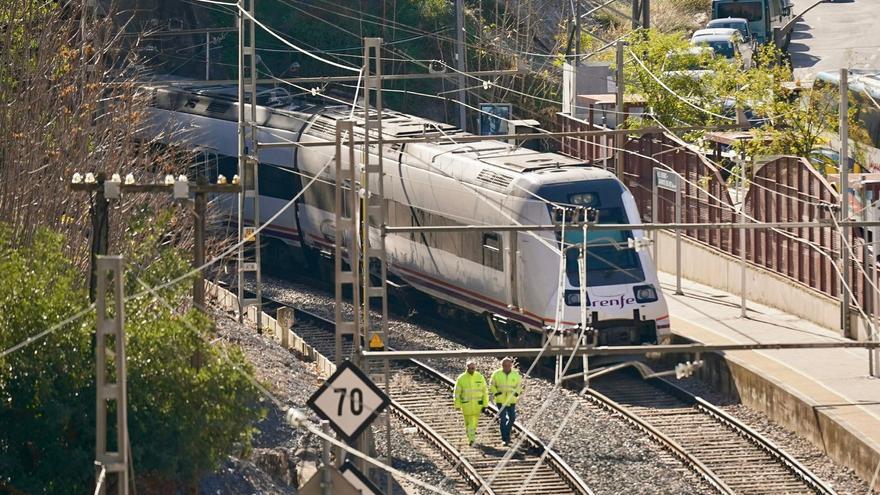 Operarios trabajan en la zona donde este pasado sábado tuvo lugar un choque de dos trenes en el Chorro, en el municipio malagueño de Álora