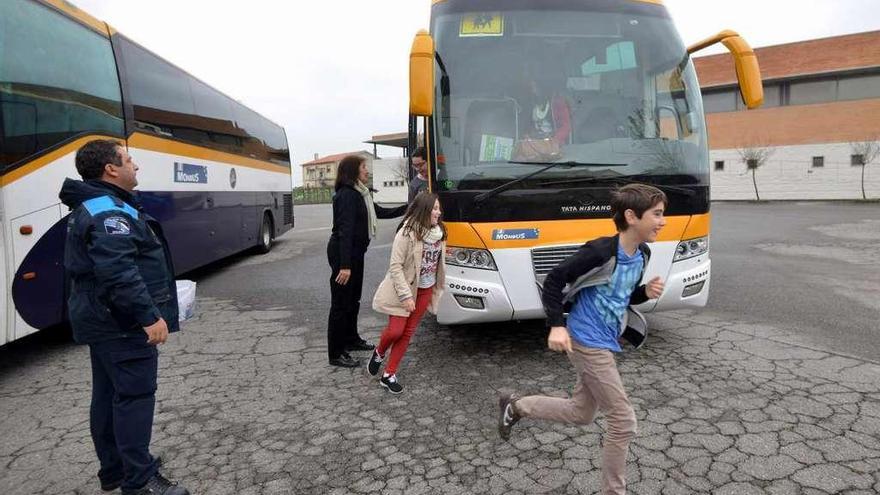 Niños bajando de un autobús escolar. // Gustavo Santos