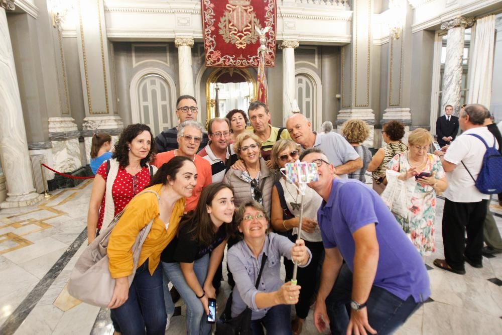 Visita a la Real Senyera en el Ayuntamiento