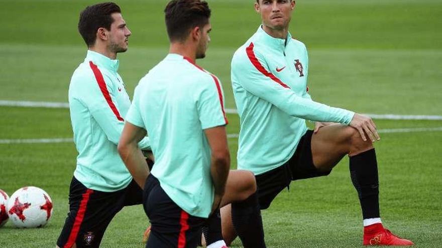 Cristiano Ronaldo y dos compañeros en el entrenamiento de ayer.