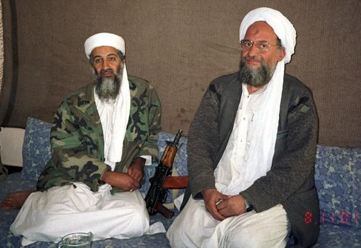 Ussama bin Laden i Aiman al-Zauahri, durant una entrevista amb el periodista pakistanès Hamid Mir en una imatge proporcionada pel diari ’Dawn’ el 10 de novembre del 2001.
