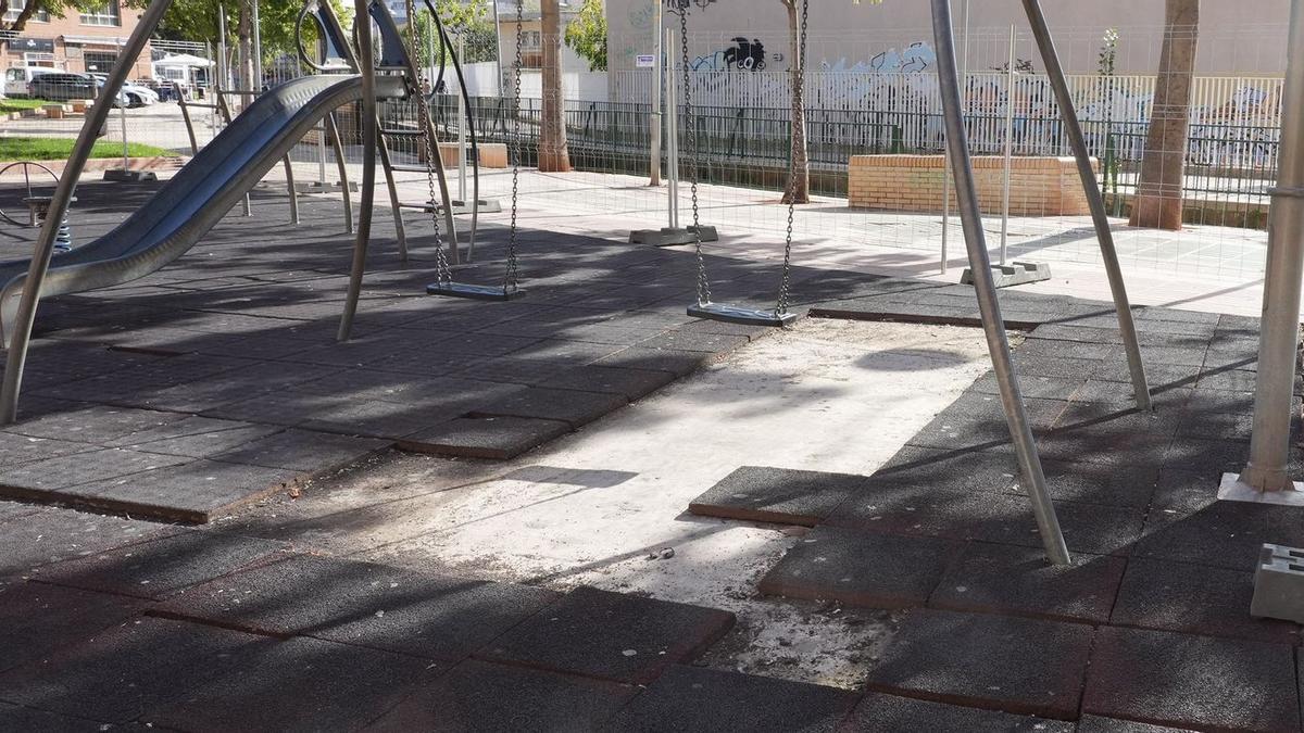 El objetivo del contrato es evitar que las áreas de juegos se deterioren, como es el caso del jardín de l’Alguer.