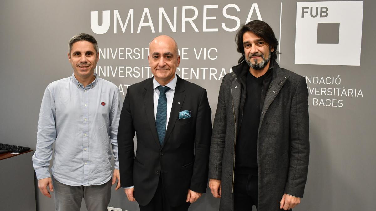 El director general de la Fundació Universitària del Bages, Valentí Martínez, amb Ignacio Vergara i Xavier Silva, de l'Associació Esportiva La Salle