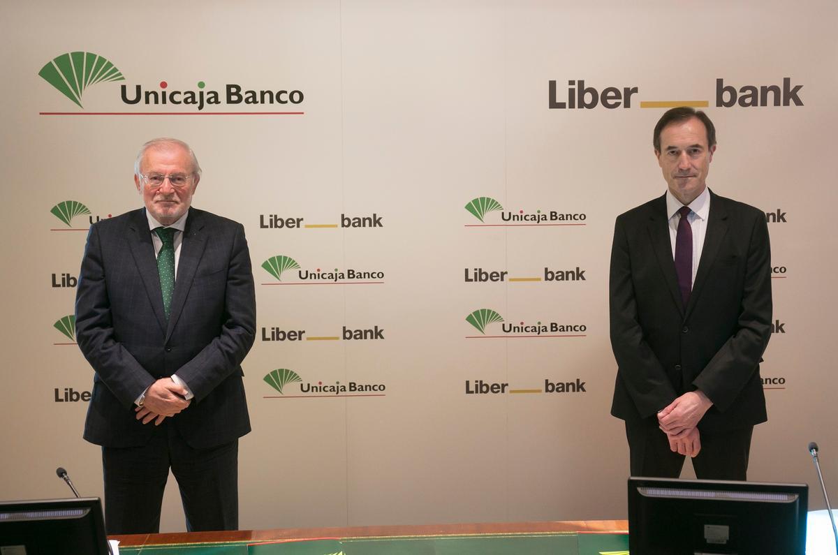 Manuel Azuaga, presidente ejecutivo de Unicaja, y Manuel Menéndez, nuevo consejero delegado.