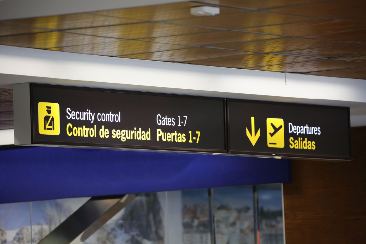 En los controles de seguridad se suelen formar largas colas.