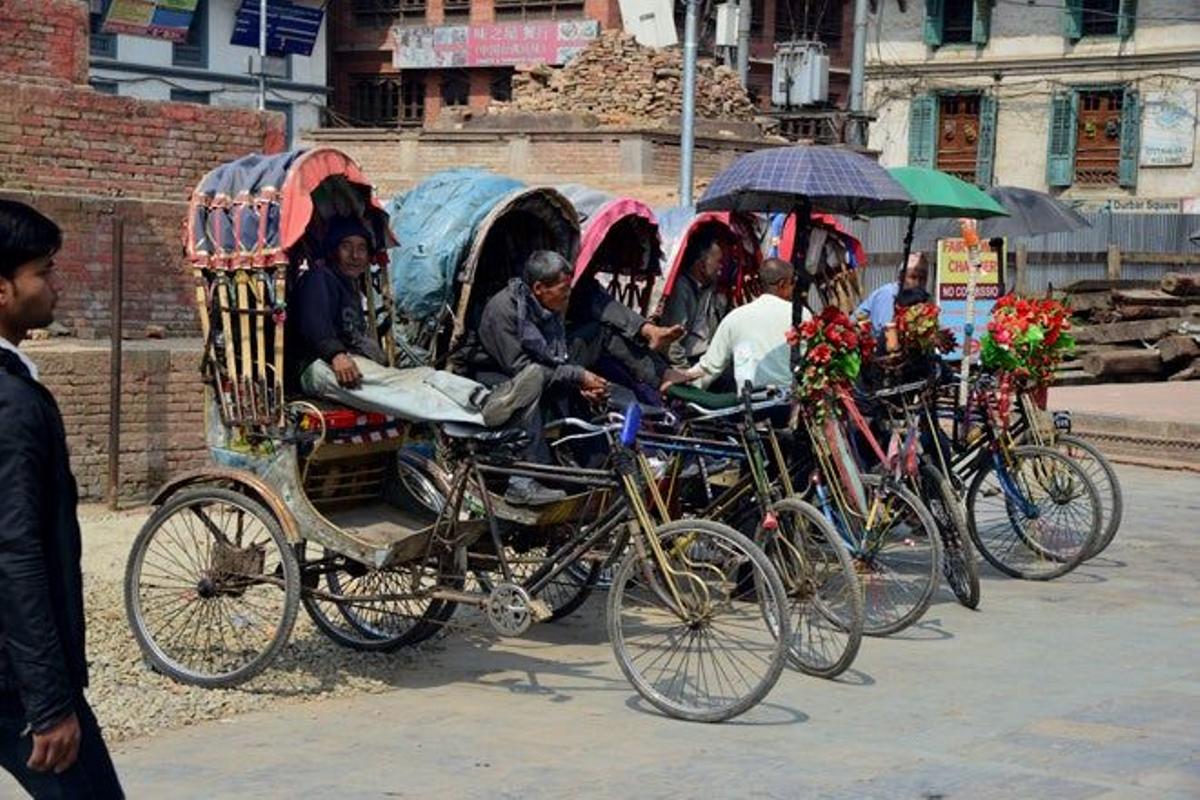 Rikcshaws aguardando a los posibles clientes en la Durbar Square de Katmandú.