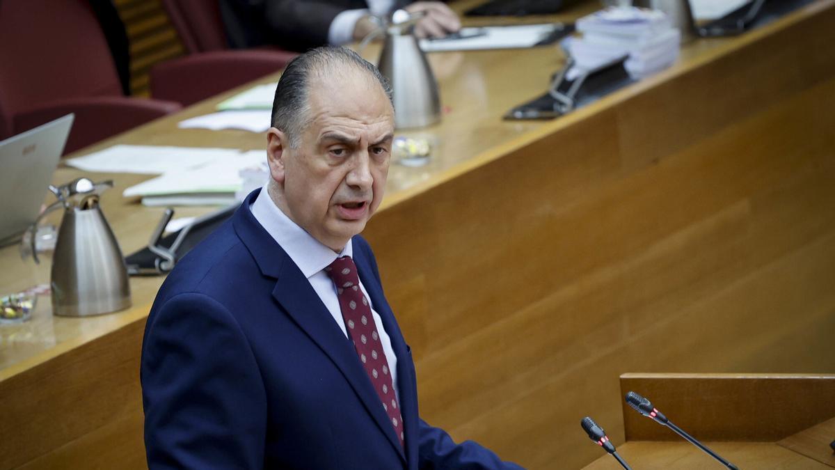El conseller de Emergencias, Juan Carlos Valderrama, interviene en las Corts, en una imagen de archivo.