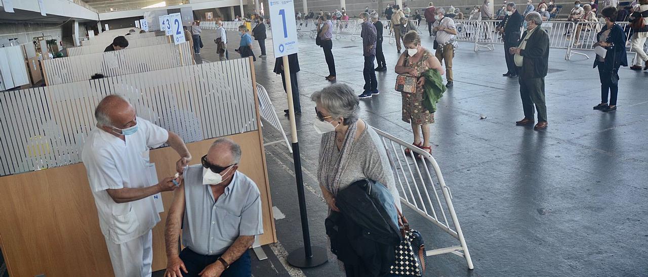 Vacunacion ayer a personas de 70 a 79 años en el Recinto Ferial de Pontevedra. |   // RAFA VÁZQUEZ