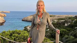 Una asturiana (de Villaviciosa) diseñó los collares XXL que Belén Rueda lució en la preboda de su hija: "Fueron hechos a medida para ella, fue un lujo"