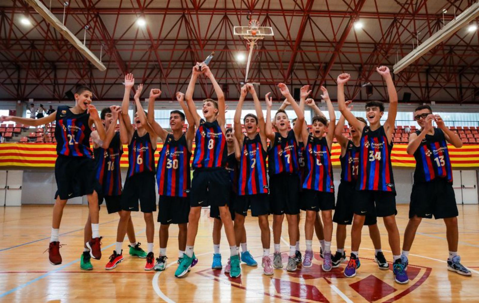 Els infantils del Barça amb el trofeu