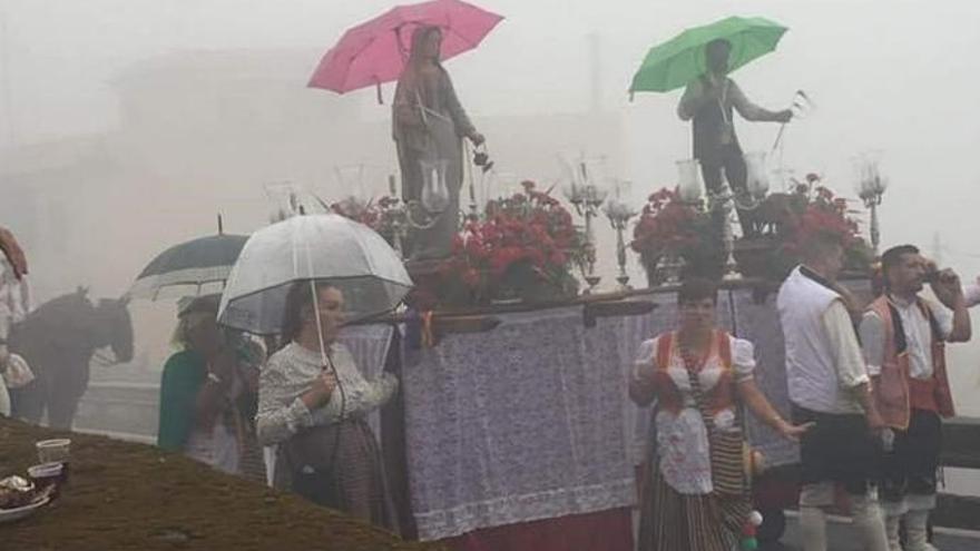 Un paraguas para cada patrón en la romería de Benijos, en La Orotava