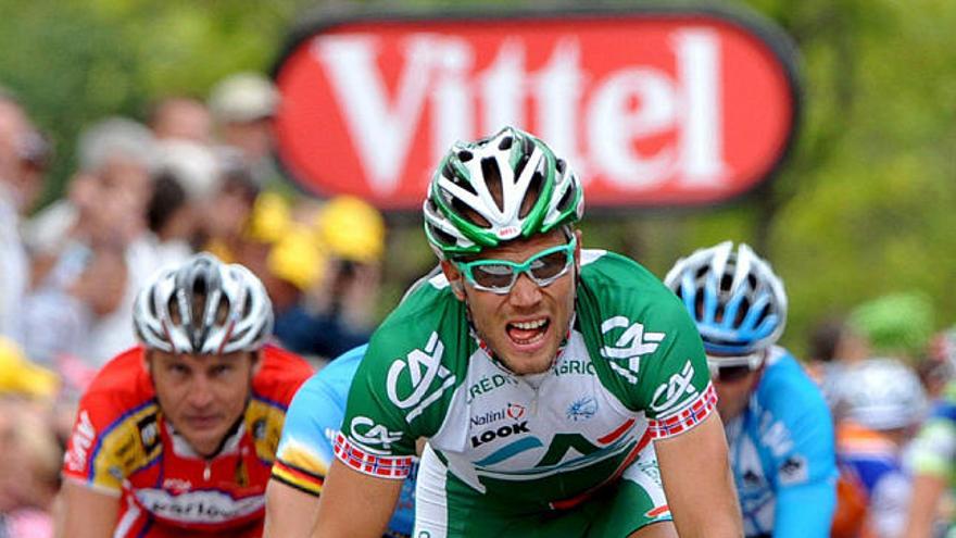 VENCEDOR. Thor Hushovd, ganador de la etapa, en el momento de cruzar la meta.