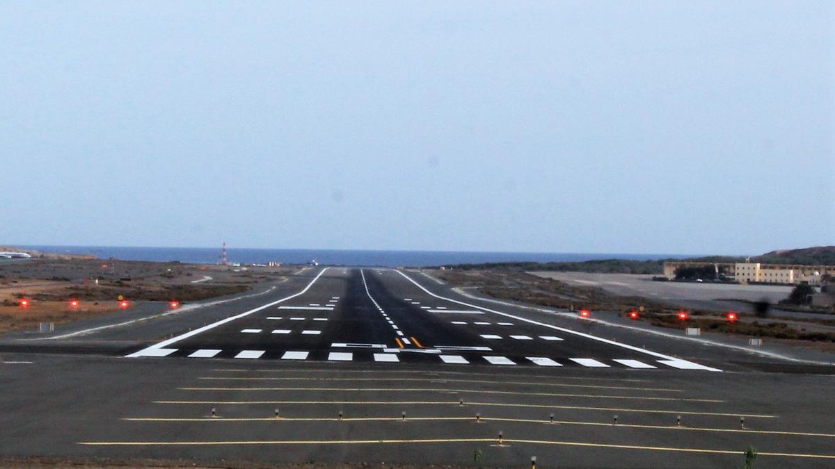 Archivo - Pista del Aeropuerto de Gran Canaria