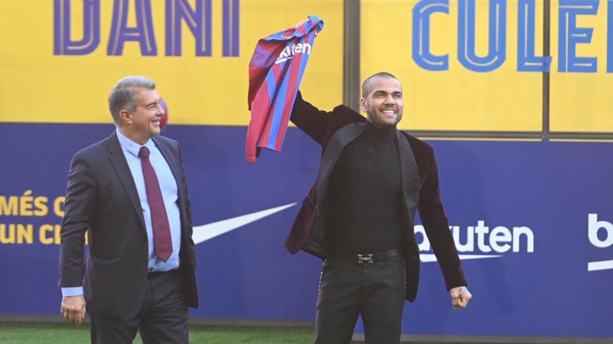 Dani Alves, en su presentación en el Camp Nou, junto a Joan Laporta