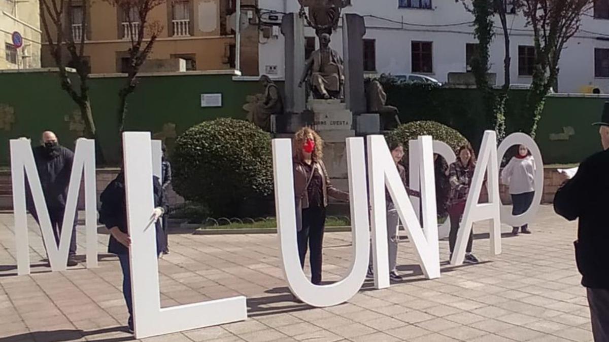 La parada en La Pasera, junto a la escultura de Teodoro Cuesta. En el círculo, Alain Arias-Misson, saludando con su sombrero. | D. M.