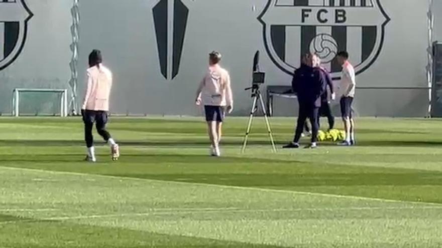 Minicumbre de Joao Cancelo con Hansi Flick en el campo.