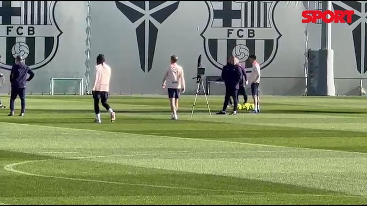 Minicumbre de Joao Cancelo con Hansi Flick en el campo.