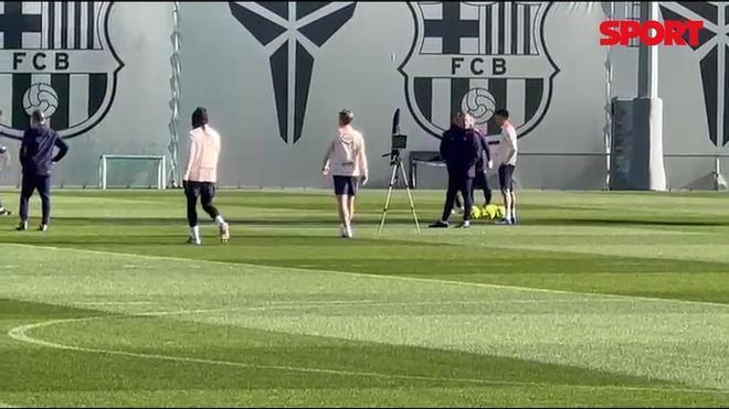 Minicumbre de Joao Cancelo con Hansi Flick en el campo.