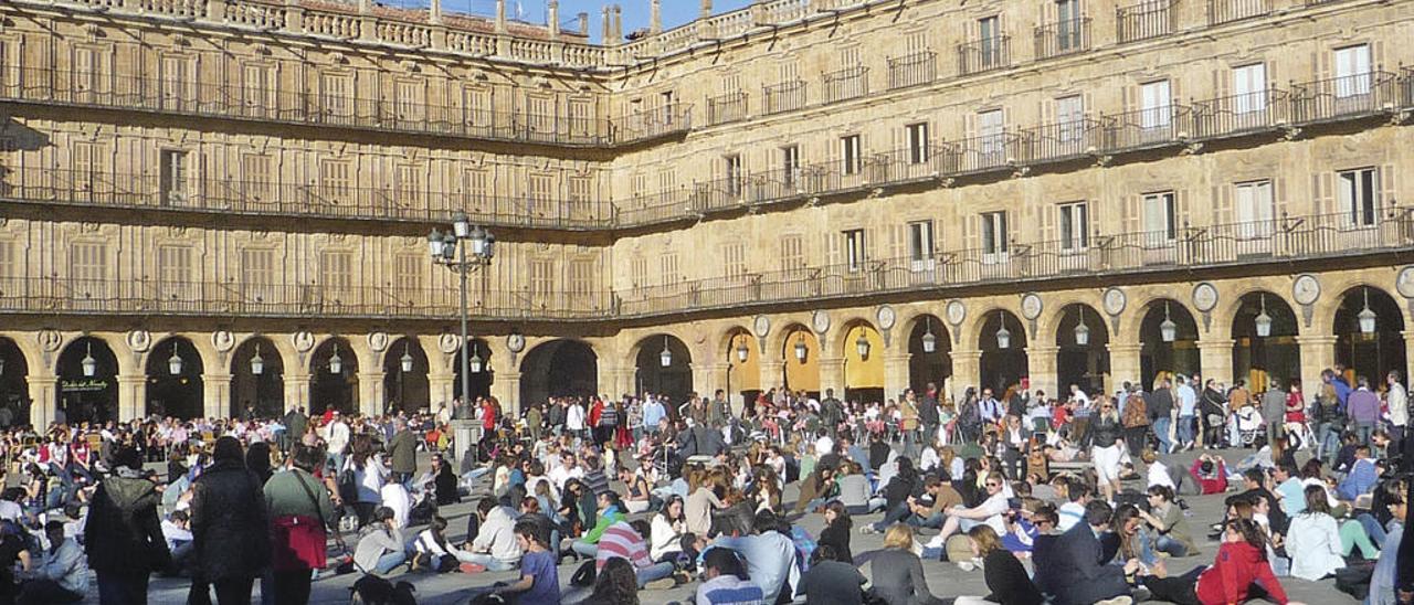 En la Plaza Mayor de Salamanca, haciendo terraza de verano. // FDV