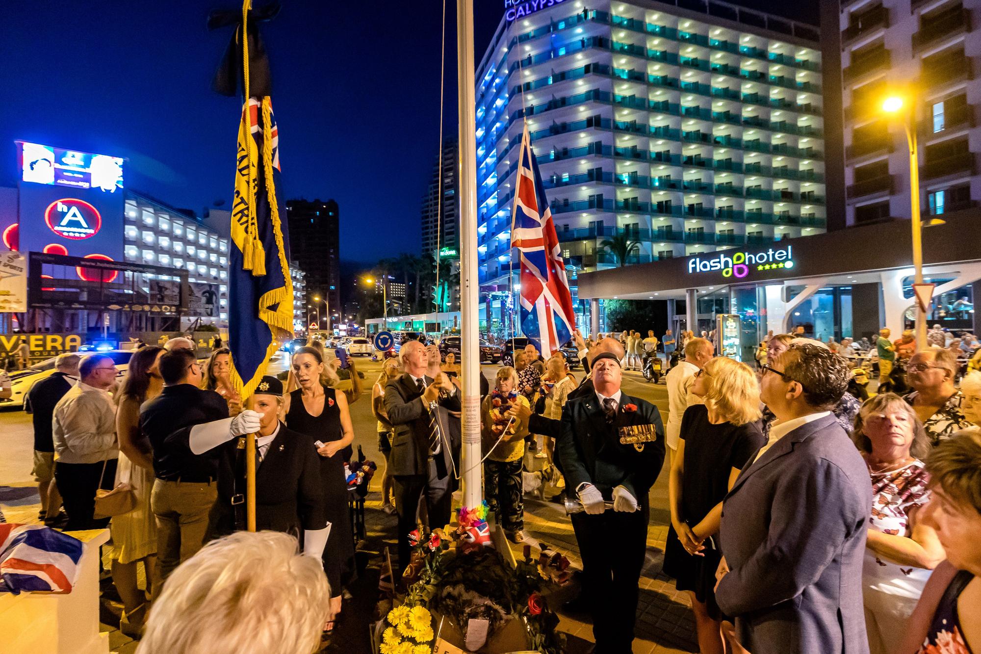 Británicos residentes y turistas de Benidorm rinden un sentido homenaje a Elizabeth II en el espacio habilitado por el Ayuntamiento en la zona inglesa de la ciudad.