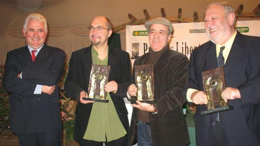 José Luis Balbín, primero por la derecha, recibe un premio a la libertad de expresión en Navia junto a , Ahmed Snoussi y Maxi Rodríguez en 2008.