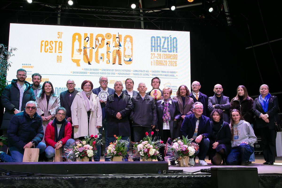 Autoridades e homenaxeados na inauguración da Festa do Queixo.