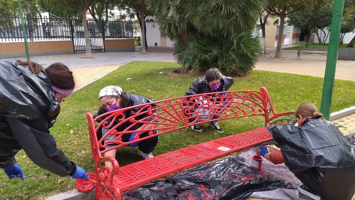 Bancos rojos contra la violencia de género en la Fuensanta.